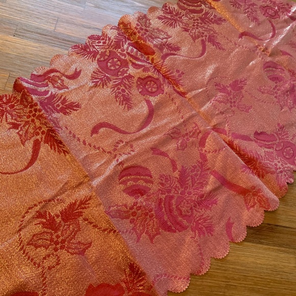 Gold metallic scallop trim Christmas table runner - Picture 5 of 8